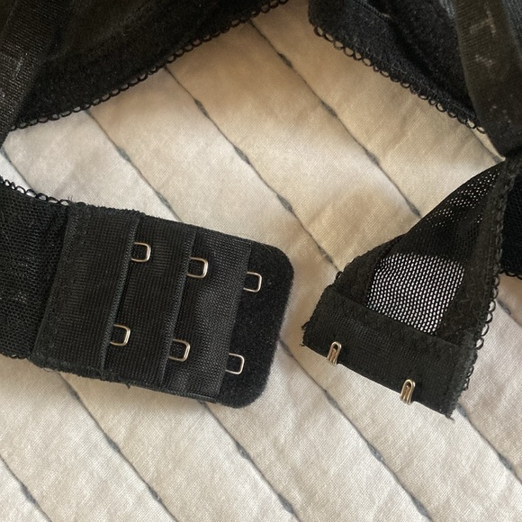 TAHARI 38C black wired padded cup bra in great barely worn preowned condition - Picture 7 of 16